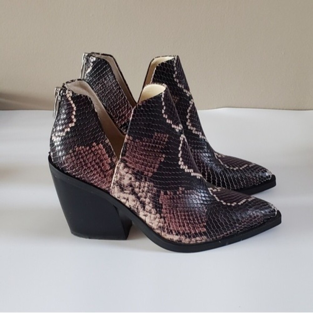 Vince Camuto Gigietta Women's Multi Color Snakeskin Print Ankle Boot Siz…